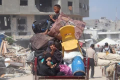 Người dân sơ tán khỏi khu vực phía Đông thành phố Khan Younis, Dải Gaza ngày 2/7/2024. (Ảnh: THX/TTXVN)