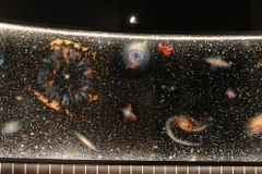 Em bé tại khu vực mô tả các vụ nổ siêu tân tinh trong vũ trụ. (Ảnh: Ngọc Duy/Vietnam+)