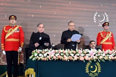 Tân Thủ tướng Pakistan Shahbaz Sharif (thứ hai, trái) tuyên thệ nhậm chức tại Islamabad ngày 4/3/2024. (Ảnh: THX/TTXVN)