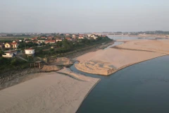 Một khu vực ven sông Đà. (Ảnh: Tạ Toàn/TTXVN)