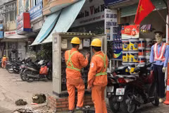 Nhân viên EVN Hà Nội ứng trực để giải quyết các sự cố về điện. (Ảnh: Đức Duy/Vietnam+)