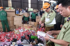 Lực lượng Quản lý thị trường Hà Nội tiêu hủy 63 tấn hàng hóa vi phạm năm 2019. (Ảnh: Đức Duy/Vietnam+)