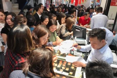 Khách hàng giao dịch vàng miếng tại Phú Quý. (Ảnh: Đức Duy/Vietnam+)