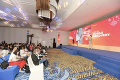 Hơn 70% số người tham gia khảo sát nói họ dự định sẽ mua quần áo mới vào cuối năm. (Ảnh: PV/Vietnam+)