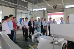 Các đại biểu tham quan trường thi. (Ảnh: PV/Vietnam+)