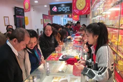 Khách hàng đang giao dịch vàng miếng. (Ảnh: Đức Duy/Vietnam+)