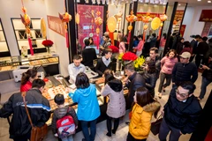 Khách hàng giao dịch vàng miếng tại Phú Quý. (Ảnh: Đức Duy/Vietnam+)