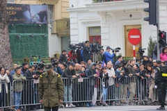 Nhiều người dân đứng chào đón Chủ tịch Triều Tiên Kim Jong-un tới dự Hội nghị thượng đỉnh Mỹ-Triều. (Ảnh: Minh Sơn/Vietnam+)