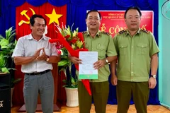 Ông Nguyễn Minh Trung đứng giữa, được bổ nhiệm Cục trưởng Cục Quản lý thị trường Bạc Liêu. (Ảnh: moit.gov.vn)