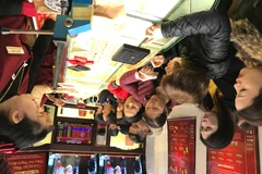 Khách hàng giao dịch vàng miếng tại Bảo Tín Minh Châu. (Ảnh: Đức Duy/Vietnam+)