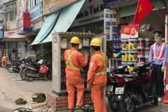 Nhân viên EVN Hà Nội ứng trực để giải quyết các sự cố về điện. (Ảnh: Đức Duy/Vietnam+)