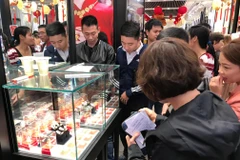 Khách hàng giao dịch vàng miếng. (Ảnh: Đức Duy/Vietnam+)