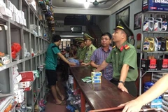 Lực lượng liên ngành tỉnh Lạng Sơn thu giữ linh kiện xe máy có dấu hiệu giả mạo nhãn hiệu Honda và Yamaha. (Ảnh: dms.gov.vn)