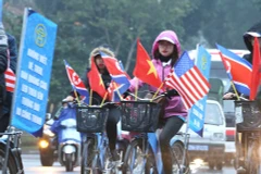 Người dân chuẩn bị cờ hoa đón chờ Chủ tịch Kim Jong-un đến Hà Nội. (Ảnh: Minh Sơn/Vietnam+) 