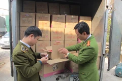 Lực lượng liên ngành phối hợp kiểm tra, kiểm soát thị trường. (Ảnh: Đức Duy/Vietnam+)