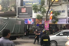 Cảnh sát khám xét một cửa hàng của Nhật Cường Mobile. (Ảnh: Doãn Tấn/TTXVN)