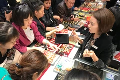 Nhiều cửa hàng lớn, giao dịch tăng gấp 5-6 lần so với ngày bình thường. (Ảnh: Đức Duy/Vietnam+)