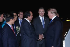 Bộ trưởng Mai Tiến Dũng, Đại sứ Mỹ tại Việt Nam Daniel Kritenbrink cùng các quan chức hai nước đón Tổng thống Mỹ Donald Trump tại sân bay quốc tế Nội Bài. (Ảnh: TTXVN)