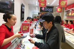 Khách hàng mua vàng tại hệ thống của Doji trong ngày vía Thần Tài. (Ảnh: Đức Duy/Vietnam+)