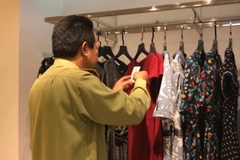 Quản lý thị trường Hà Nội kiểm tra điểm kinh doanh thời trang thuộc SEVEN.am. (Ảnh: Quản lý thị trường)
