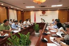 Bộ trưởng Bộ Công Thương Trần Tuấn Anh chủ trì họp với một số đơn vị chức năng. (Ảnh: Đức Duy/Vietnam+)