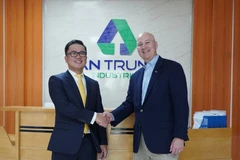 Lãnh đạo bang Nebraska cùng đại diện Tập đoàn An Phát bắt tay hợp tác. (Ảnh: PV/Vietnam+)