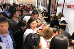 Khách hàng giao dịch vàng miếng tại Phú Quý. (Ảnh: Đức Duy/Vietnam+)