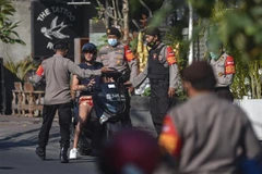 Cảnh sát kiểm tra các phương tiện để phòng dịch COVID-19 tại Bali, Indonesia, ngày 19/7/2021. (Ảnh: THX/TTXVN)