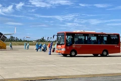 Người dân trở về Thừa Thiên-Huế được bố trí vận chuyển đến khu cách ly tập trung. (Ảnh: Mai Trang/TTXVN)