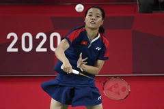 VĐV cầu lông Nguyễn Thuỳ Linh thi đấu trong trận gặp đối thủ Thụy Sĩ Sabrina Jaquet tại Olymic Tokyo 2020 ngày 28/6/2021. (Ảnh: AFP/TTXVN)