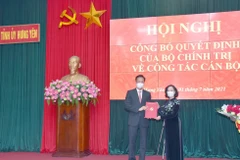 Bà Trương Thị Mai, Ủy viên Bộ Chính trị, Bí thư Trung ương Đảng, Trưởng Ban Tổ chức Trung ương trao quyết định cho ông Nguyễn Hữu Nghĩa. (Ảnh: Đinh Tuấn/TTXVN)