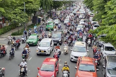 Các phương tiện tại đường Hoàng Văn Thụ, cửa ngõ ra vào sân bay Tân Sơn Nhất. (Ảnh: Tiến Lực/TTXVN)