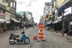 Các cửa hàng kinh doanh hàng hóa không thiết yếu tại Vĩnh Long tạm đóng cửa đảm bảo công tác phòng, chống dịch. (Ảnh: Lê Thúy Hằng/TXVN)