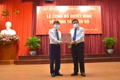 GS.TS Nguyễn Xuân Thắng, Ủy viên Bộ Chính trị, Bí thư Đảng ủy, Giám đốc Học viện Chính trị quốc gia Hồ Chí Minh, Chủ tịch Hội đồng Lý luận Trung ương trao quyết định cho PGS.TS Phạm Minh Sơn. (Ảnh: congluan.vn)