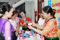 Tuyên truyền các biện pháp tránh thai an toàn. (Ảnh: Bích Huệ/TTXVN)