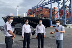 Phó Thủ tướng Chính phủ Vũ Đức Đam và đoàn công tác Trung ương kiểm tra tình hình phòng, chống dịch COVID-19 tại Cảng Quốc tế Tân Cảng-Cái Mép (TCIT). (Ảnh: Hoàng Nhị/TTXVN)