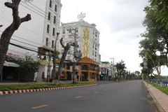Đường Tôn Đức Thắng, thành phố Cao Lãnh vắng bóng người thực hiện nghiêm giãn cách xã hội. (Ảnh: Nguyễn Văn Trí/TTXVN)