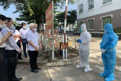 Bí thư Tỉnh ủy Bình Dương Nguyễn Văn Lợi (đứng giữa) kiểm tra khu cách ly điều trị 250 bệnh nhân mắc COVID-19 tại thị xã Bến Cát. (Ảnh: TTXVN phát)