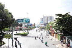 Ngã năm Hoàng Văn Thụ- Nguyễn Văn Trỗi (Quận Tân Bình) vắng vẻ hơn bình thường. (Ảnh: Xuân Khu/TTXVN)