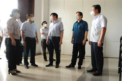 Bộ trưởng Bộ Y tế - Nguyễn Thanh Long khảo sát vị trí dự định đặt bệnh viện hồi sức 500 giường phục vụ điều trị người nhiễm COVID-19 nặng. (Ảnh: Bùi Giang/TTXVN)
