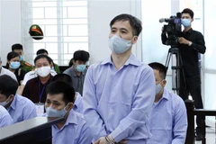 Bị cáo Lê Bá Dũng (nguyên cán bộ đội Thanh tra giao thông vận tải quận Hoàng Mai, Hà Nội) khai báo trước tòa trong phiên xử ngày 11/5. (Ảnh: Phạm Kiên/TTXVN)