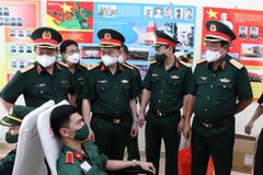 Thượng tướng Võ Minh Lương, Thứ trưởng Bộ Quốc phòng, Tổ trưởng Tổ công tác đặc biệt của Chính phủ đặt tại Thành phố Hồ Chí Minh, động viên các cán bộ, chiến sỹ, học viên tham gia hiến máu tình nguyện tại trường Sỹ quan Kỹ thuật Quân sự. (Ảnh: Xuân Khu/TT