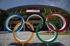 Biểu tượng Olympic tại khu vực sân vận động Olympic ở Tokyo, Nhật Bản, ngày 20/7/2021. (Ảnh: AFP/TTXVN)