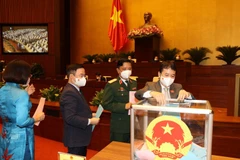Các đại biểu Quốc hội bỏ phiếu phê chuẩn việc bổ nhiệm Phó Thủ tướng, Bộ trưởng và thành viên khác của Chính phủ. (Ảnh: Trí Dũng/TTXVN)