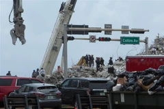 Hiện trường vụ sập chung cư ở Miami-Dade, Florida, Mỹ, ngày 7/7. (Ảnh: THX/ TTXVN)