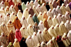 Số ca tử vong "lập đỉnh," người dân Indonesia vẫn tập trung cầu nguyện