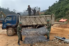 Cán bộ, chiến sỹ Bộ chỉ huy Quân sự tỉnh Thừa Thiên-Huế chuẩn bị rọ đá để sẵn sàng nắn dòng suối Rào Trăng tìm kiếm nạn nhân. (Ảnh: TTXVN phát)