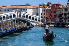 Khách du lịch đi thuyền gondola tại Venice, Italy, ngày 12/6/2020. (Ảnh: AFP/ TTXVN)