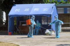 Nhân viên y tế vào bệnh viện dã chiến Tuy Hòa được khử khuẩn nghiêm ngặt. (Ảnh: Xuân Triệu/TTXVN)