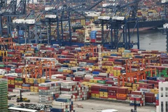 Container hàng hóa được xếp tại cảng ở Thâm Quyến, tỉnh Quảng Đông, Trung Quốc, ngày 22/6. (Ảnh: AFP/ TTXVN)